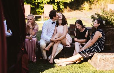 Cuddling wedding guests at the relaxed reception in the courtyard of Hornbach Monastery