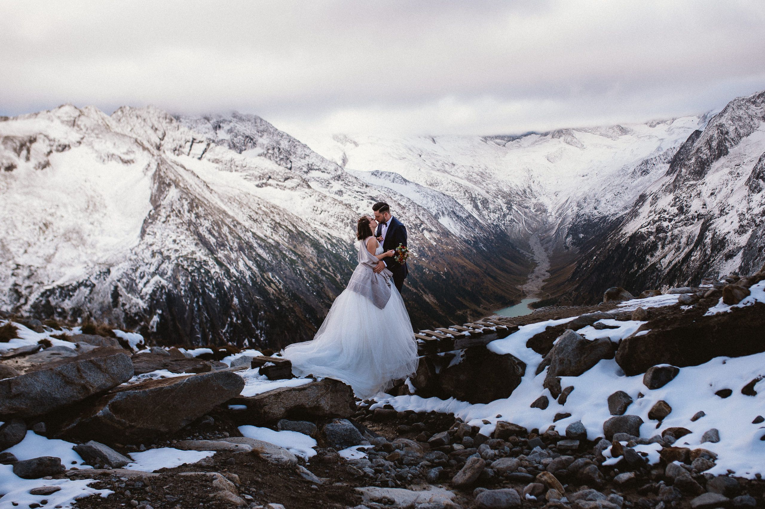 Brautpaar auf Hängebrücke vor Alpenpanorama, Adventure-Wedding in Tirol