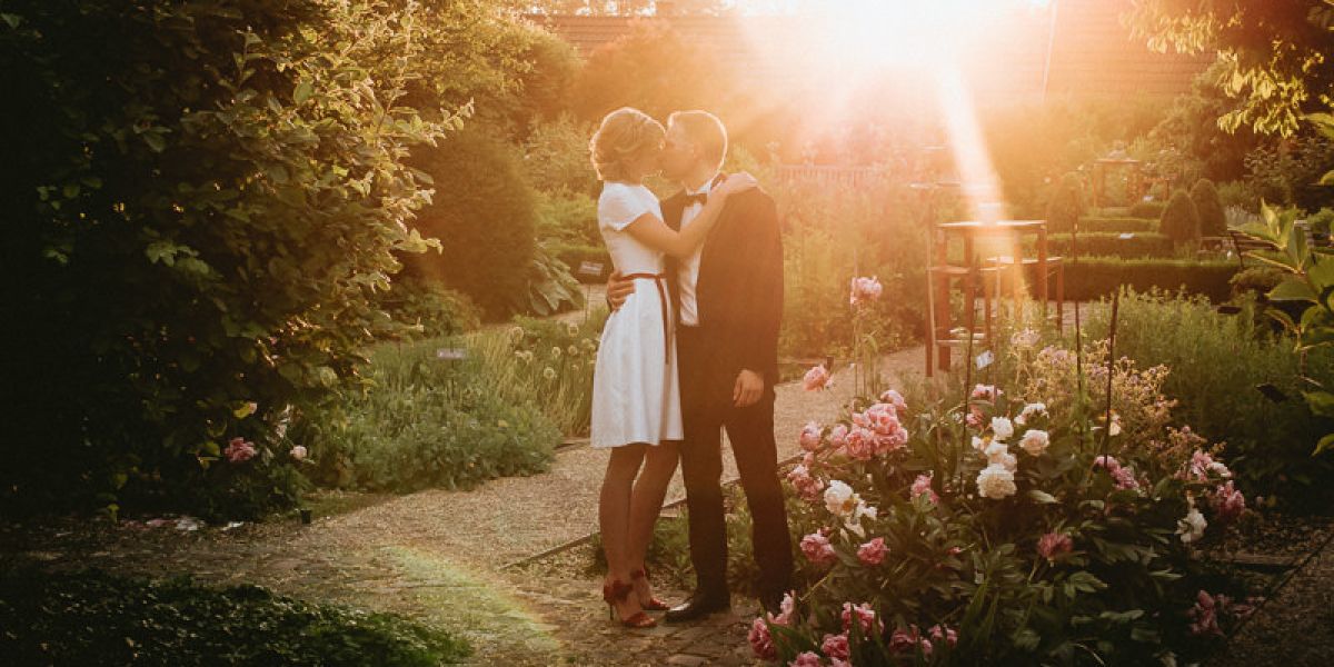 Hochzeitsfotos im Kräutergarten von Kloster Hornbach im Sonnenuntergang