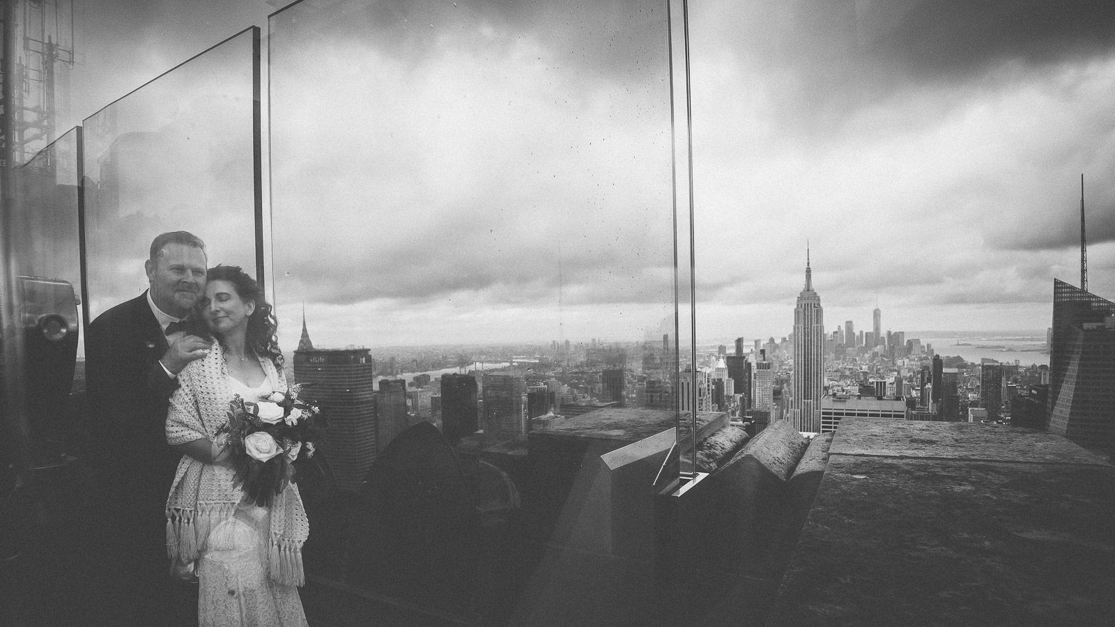 Brautpaar auf dem Top of the Rock - Elopement in New York