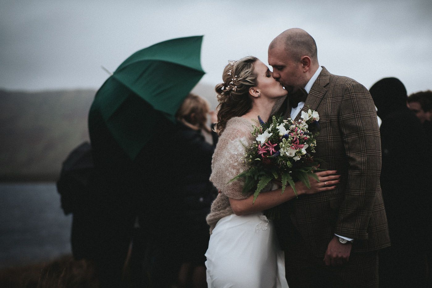 Frisch verheiratet - küssendes Brautpaar auf einem Tiny Wedding in Connemara, Irland