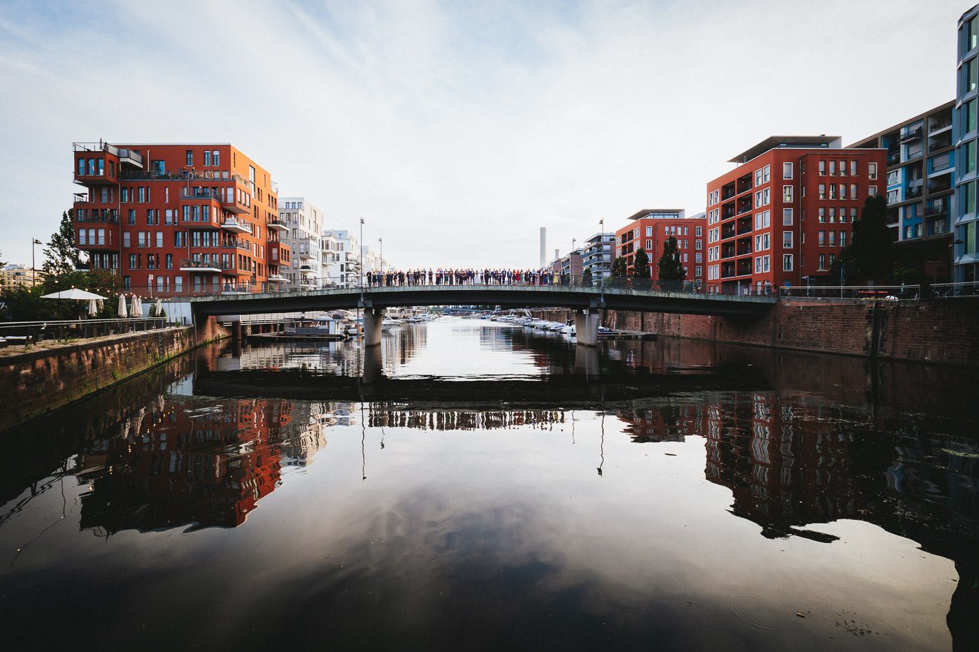 Hochzeitsfotos im Westhafen Frankfurt - Gruppenfoto auf der Westhafenbrücke - Hochzeitsfotograf Frankfurt Brautrausch