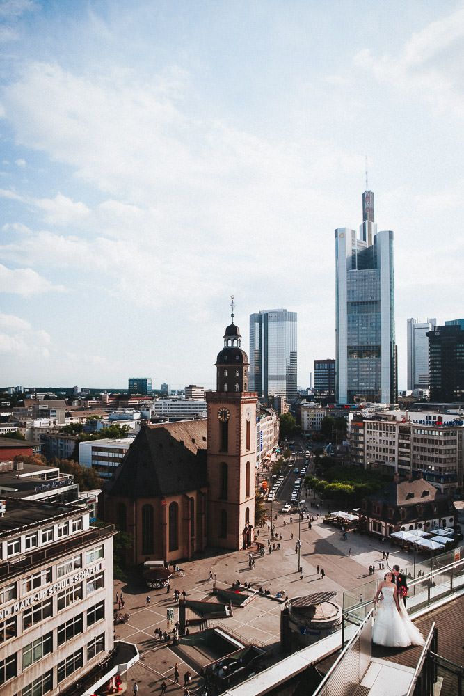 Hochzeitsfotos über den Dächern von Frankfurt - Brautpaar mit Hauptwache und Skyline im Hintergrund - Hochzeitsfotograf Frankfurt