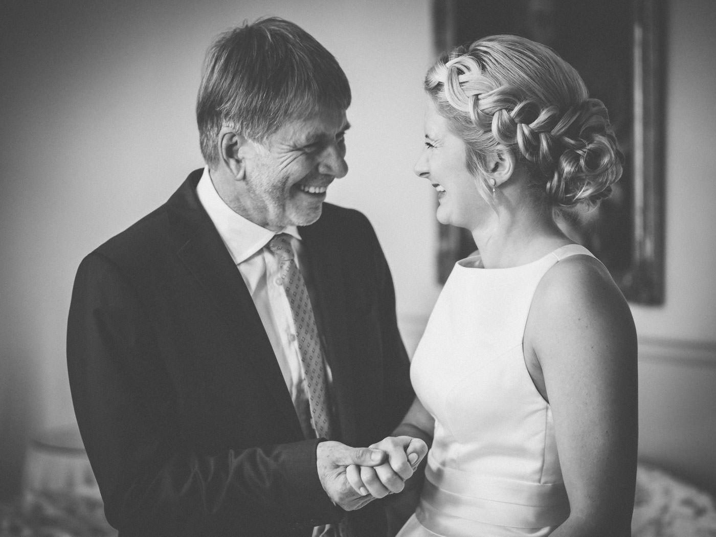 Hochzeitsfotos auf Schloss Saareck in Mettlach - Momente und Portraits - Sophie & René im Brautrausch