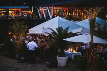 Hochzeitsfeier unter freiem Himmel, Abenstimmung am Beach der Frankfurter Botschaft - Hochzeitsfotograf Frankfurt Brautrausch