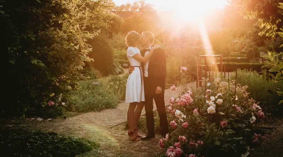 Hochzeitsfotos im Kräutergarten von Kloster Hornbach im Sonnenuntergang