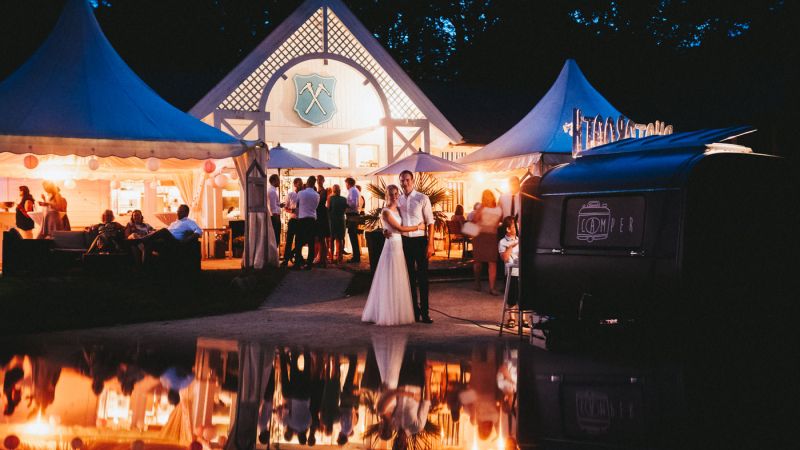 Hochzeit im Kurpark von Bad Homburg, Brautpaar am Abend vor dem hellerleuchteten Golfhaus Restaurant