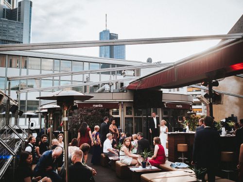 Hochzeit in einer Rooftop Bar im Frankfurter Zentrum