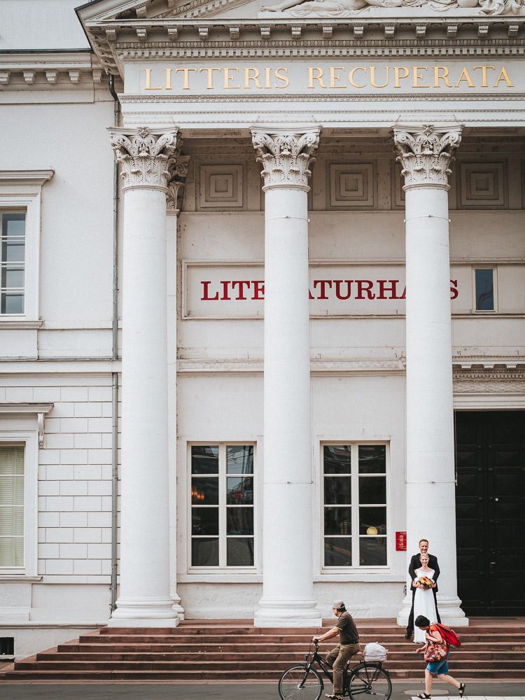 Hochzeitsfoto mit Brautpaar vor dem Literaturhaus am Frankfurter Mainufer - Hochzeitsfotograf Frankfurt