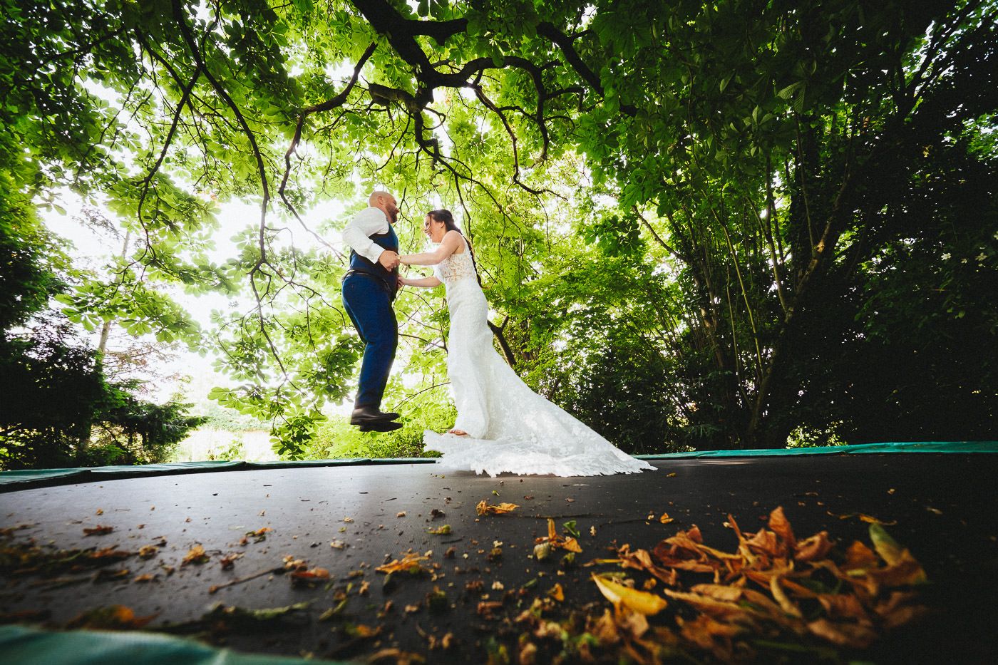 Brautpaar auf dem Trampolin im Weingut Baron von Knyphausen bei Eltville  - Hochzeitsfotograf Rheingau Brautrausch