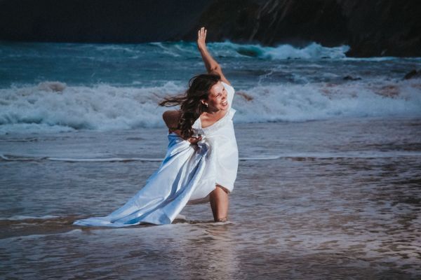 After Wedding Session auf der Halbinsel Dinle - Braut im Brautkleid am Strand