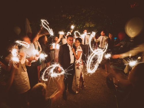 Brautpaar mit Hochzeitsgästen und Wunderkerzen bei Nacht - Hochzeitsfotograf Darmstadt | BRAUTRAUSCH®