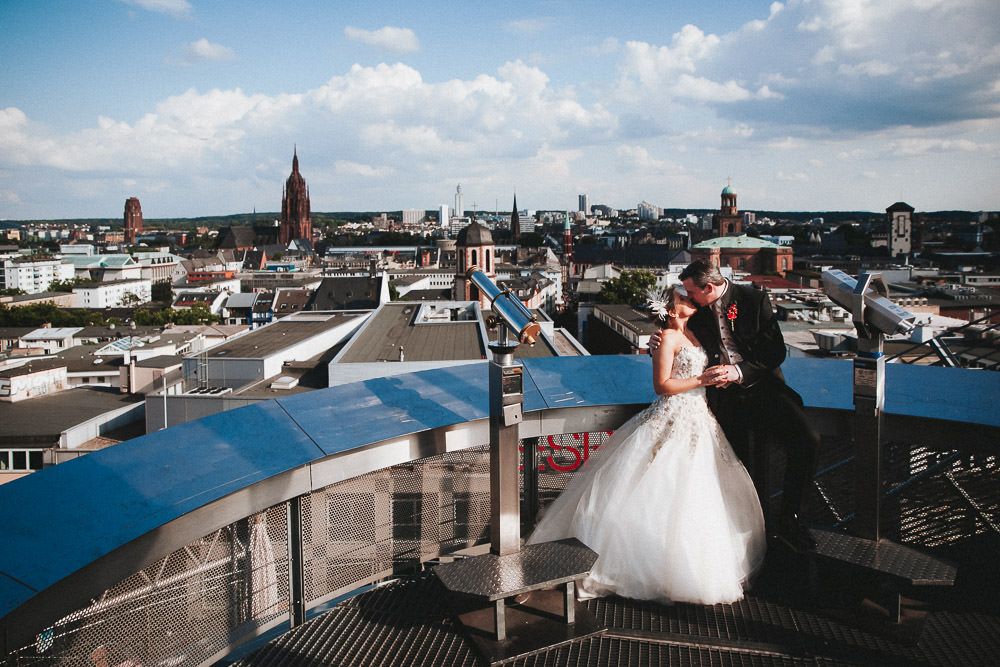 Brautpaar auf Dachterasse mit Blick über die Stadt - Hochzeitsfotograf Frankfurt Brautrausch