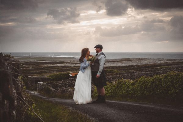 Elopement auf den Aran Islands, Brautpaar Inishmore