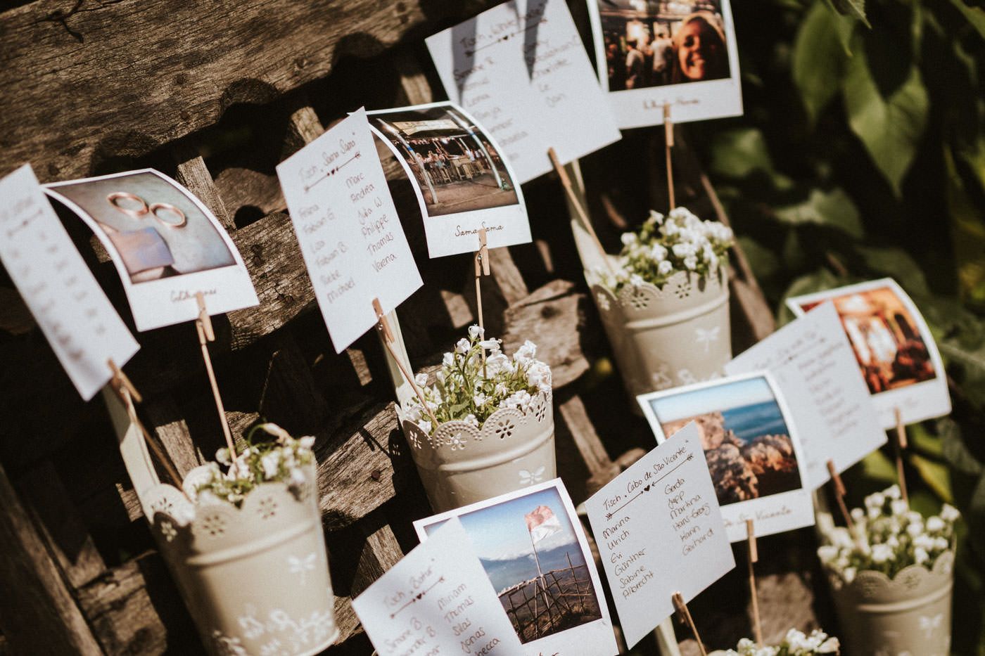 Tischplan mal anders - mit Polaroids und Blümchen - Hochzeit im Weingut Weidenmühle