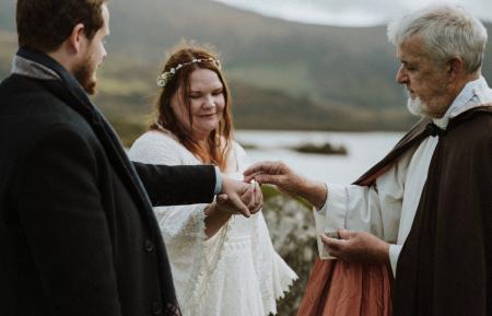 Elopement im Westen Irlands - zwei Deutsche heiraten im Steinkreis auf der irischen Beara Halbinsel