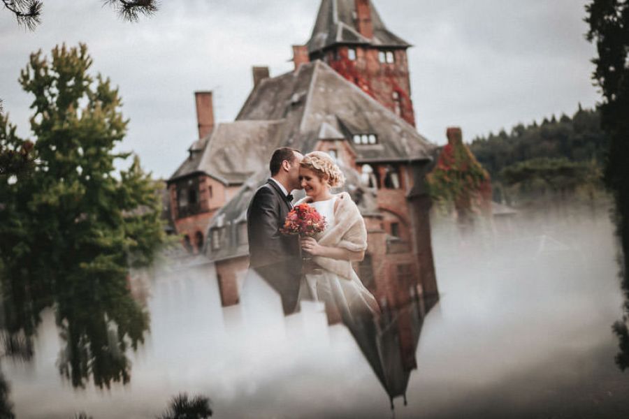 Hochzeit auf Schloss Saareck, Hochzeitsfotos in Mettlach, Vorschaubild mit Brautpaar vor Schloss