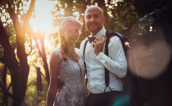 Hochzeit auf Weingut Weidenmühle, Brautpaar im Abendlicht