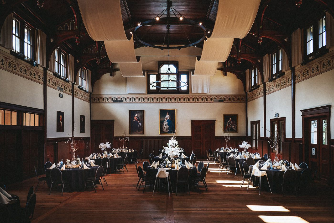 Innenaufnahme des für eine 20er Jahre Hochzeit dekorierten Württemberg Palais im Albgut Münsingen - Hochzeitsfotograf Deutschland Brautrausch