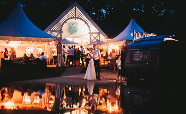 Hochzeit im Kurpark von Bad Homburg, Brautpaar am Abend vor dem hellerleuchteten Golfhaus Restaurant