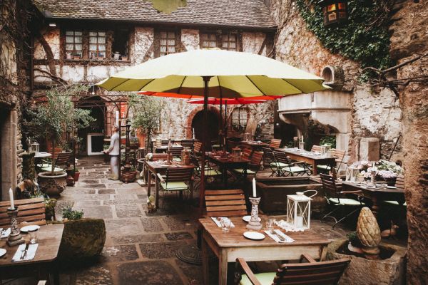 Innenhof mit Gastronomie, Alte Mühle Höreth, Kobern-Gondorf, Hochzeitslocation an der Mosel