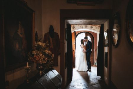 Küssendes Brautpaar im Stammheimer Schloss - Hochzeitsfotograf Wetterau Brautrausch