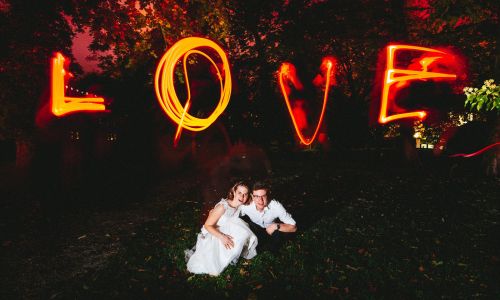 Hochzeitsfoto mit Lightpainting im Park des Juliusspitals, Brautpaar vor dem Altar - Hochzeitsfotos in Würzburg BRAUTRAUSCH®