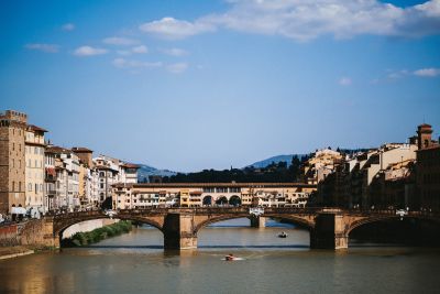 Ponte Vecchio in Florenz unter blauem Himmel - Hochzeitsfotos in der Toskana