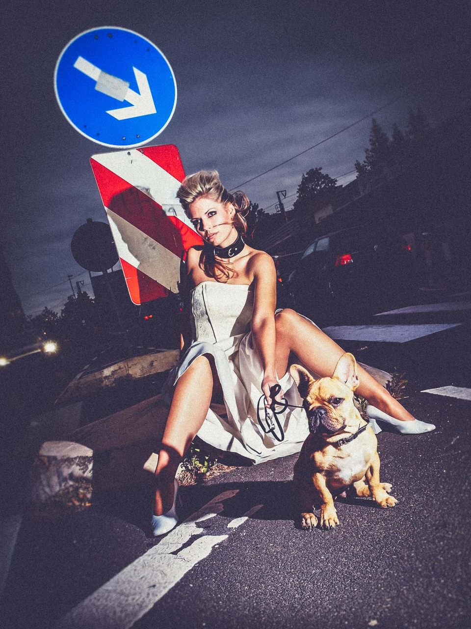 Braut mit französicher Bulldogge auf Straße