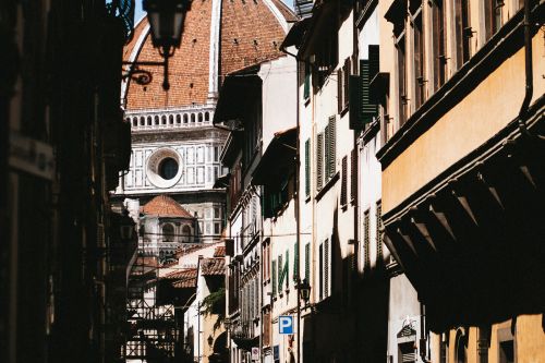 Blick durch die Altstadtgassen von Florenz auf die Kathedrale - Hochzeitsfotos in der Toskana