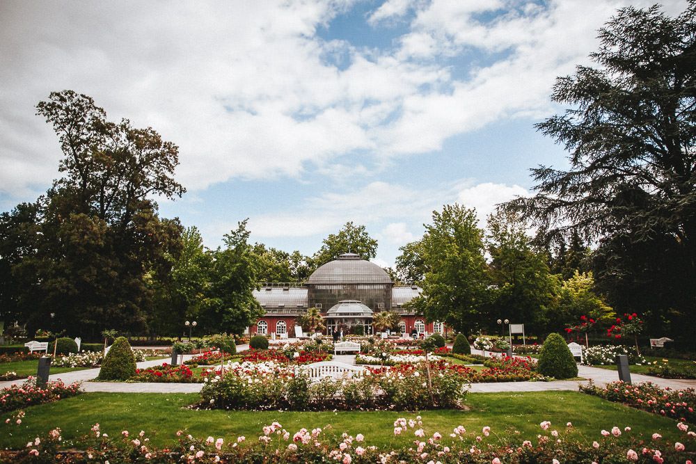 Blick auf Haus Rosenbrunn im sommerlich blühenden Palmengarten