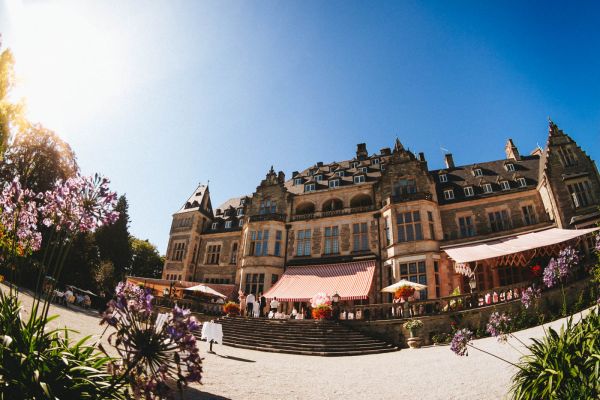 Strahlende Sonne und blauer Himmel über Schlosshotel Kronberg, der stilvollen Hochzeitslocation in Kronberg im Taunus