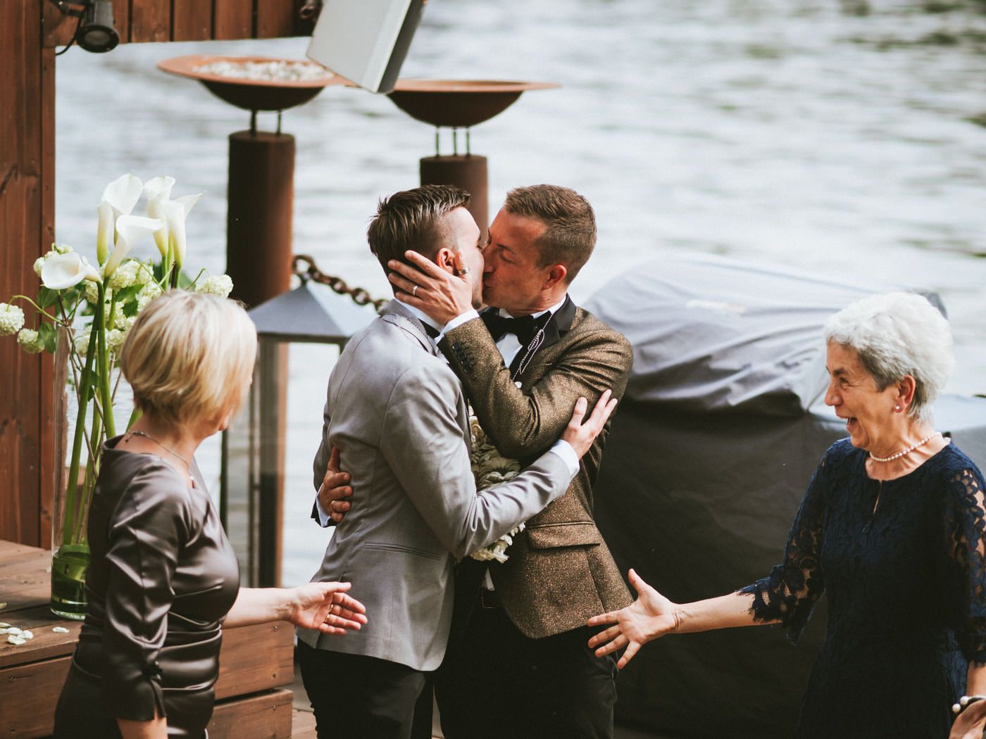 Küssende Männer auf Schwulenhochzeit in Frankfurt