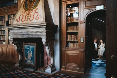 Brautpaar im Foyer des Schlosshotels Kronberg nach einer standesamtlichen Hochzeit - Hochzeitsfotograf Kronberg Brautrausch